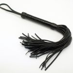 Chicote Luxury Passionate Flogger em PU e Vinil - 39 cm - Cor Preto